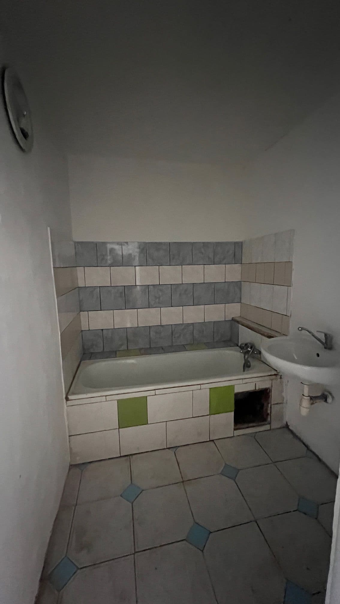Rodinný dům 5+kk se zahradou, Břehy 21